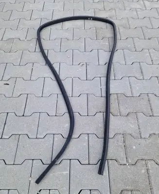 Nissan Leaf I (ZE0) Rear door rubber seal (on body) 