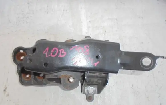 Engine mounting bracket