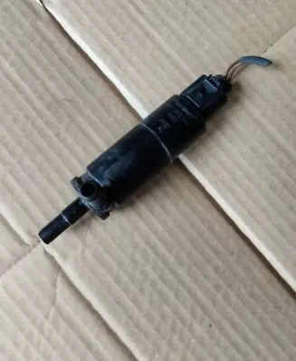 Volkswagen Touran I Headlight washer pump 3B7955681