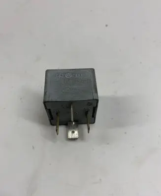Volkswagen PASSAT B5 Other relay 141951253B 20240072