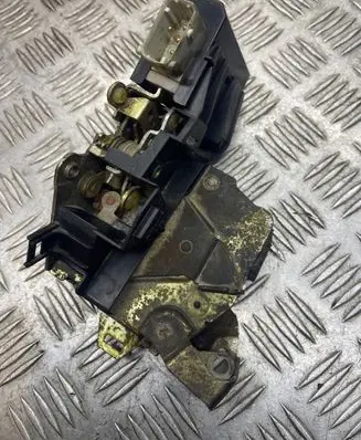 BMW 5 E39 Rear door lock 8166245
