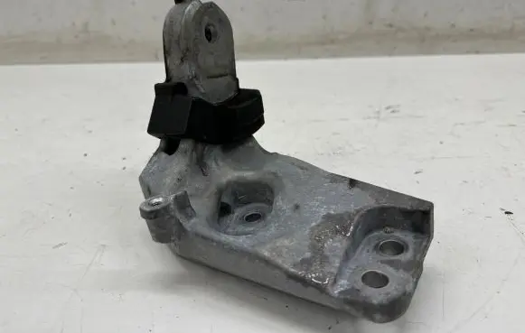 Toyota RAV 4 (XA50) Engine mounting bracket