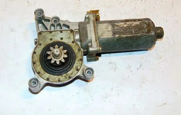 Mercedes-Benz C W202 Front door window regulator motor 0130821639