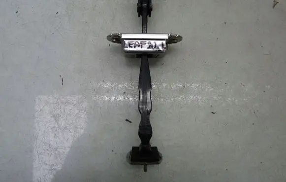 Nissan Leaf II (ZE1) Rear door check strap stopper