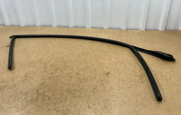 BMW 3 E46 Rubber seal front coupe door 51338250395 8250395