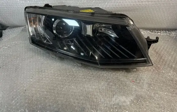 Skoda Octavia Mk3 (5E) Headlight/headlamp 5E1941016B