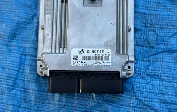 Volkswagen Transporter - Caravelle T5 Engine control unit/module 070906016DS 0281014252