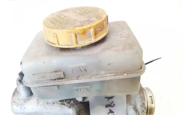 Subaru Legacy Brake fluid reservoir 