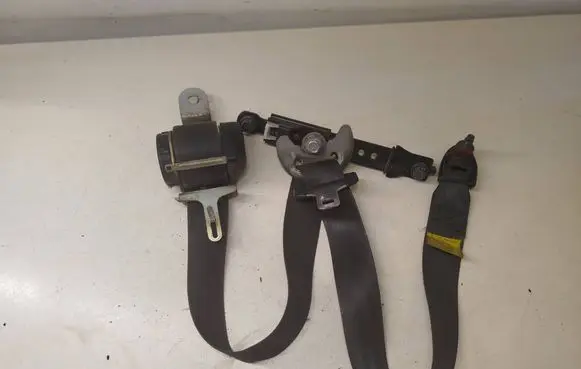 Hyundai i30 Front seatbelt 888102L700