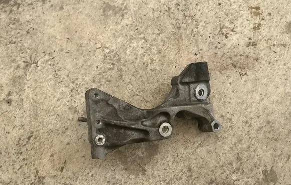 Chrysler Grand Voyager V Generator/alternator bracket 90513137F