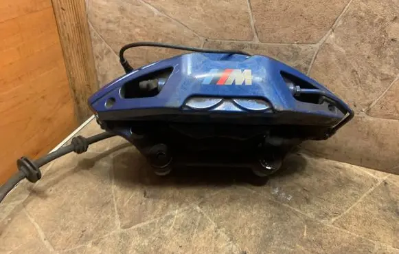 BMW 5 G30 G31 G38 Front brake caliper 689123501