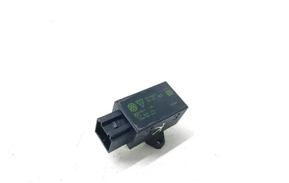 Volkswagen Touareg I Seat heating relay 7L0959772 8W0955776E 15504