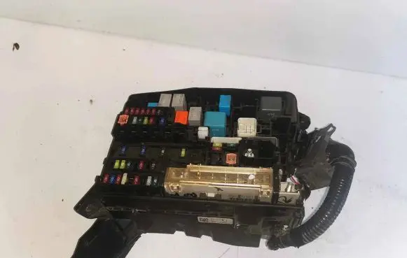 Toyota Avensis T270 Fuse module 82111-05J71 7379ROA1