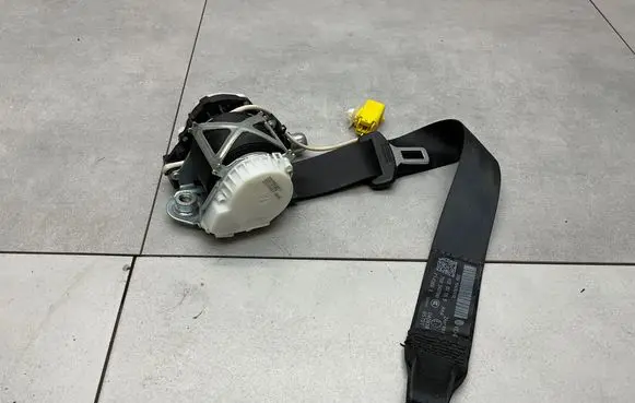 Volkswagen Eos Front seatbelt 33055040C