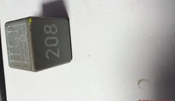 Volkswagen PASSAT B5 Other relay 8A0951253B