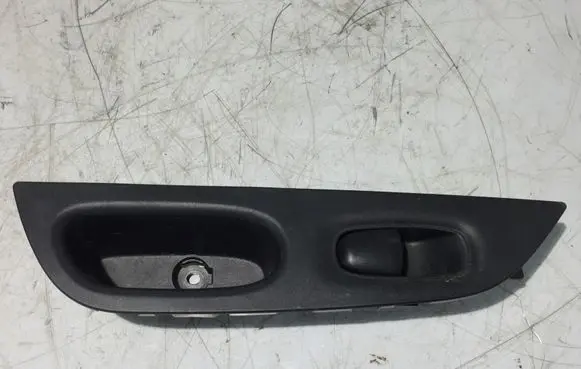 Nissan X-Trail T32 Electric window control switch 8296914CE0A