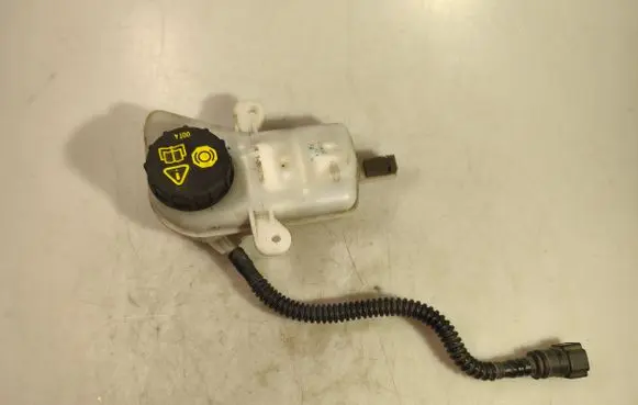 Brake fluid reservoir