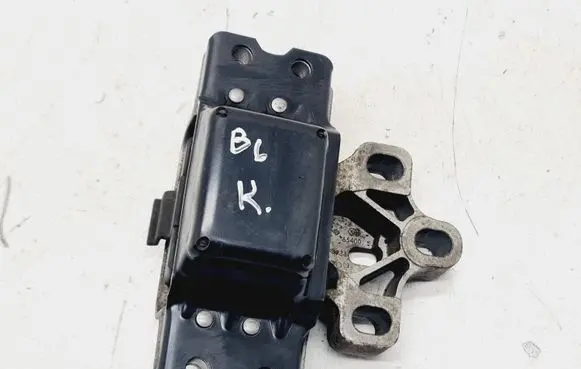 Volkswagen PASSAT B6 Engine mount bracket 3C0199555