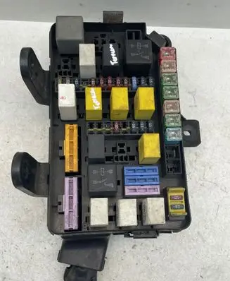 Hyundai Terracan Fuse module 91700H1000 91209H1710 Y825