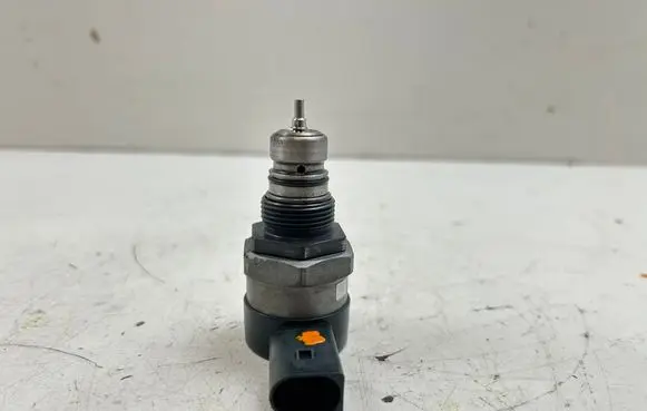 BMW 3 F30 F35 F31 Fuel pressure regulator 0281002949