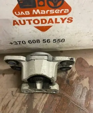 Land Rover Discovery 4 - LR4 Engine mount bracket BJ326F012AB G3046001