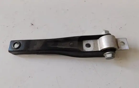 Volkswagen Golf VII Engine mounting bracket