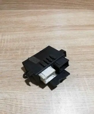 BMW 3 E46 Wing mirror control module 6913364