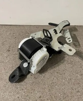 Middle seatbelt (rear)