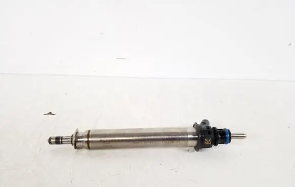 Mercedes-Benz C W205 Fuel injector A2560700187