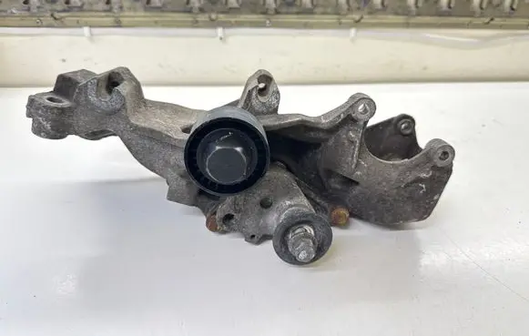 Renault Master III Generator/alternator bracket 117109477R 117109477