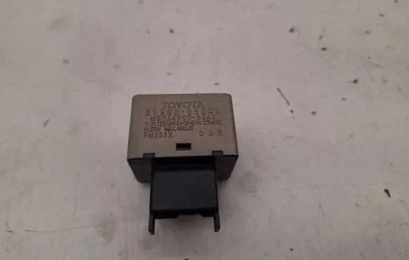 Toyota Corolla Verso AR10 Hazard warning light relay 8198005040 MB0665005340
