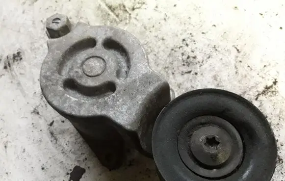 Mazda 6 Generator/alternator belt tensioner R2AA15980