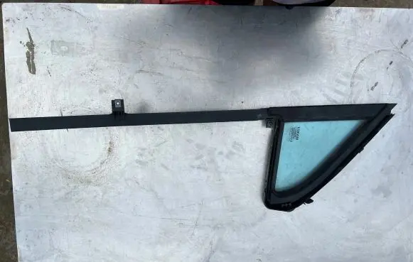 Renault Zoe Front door vent window glass four-door 803311561R