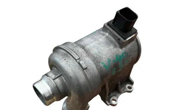 Volvo V40 Water pump 702702280