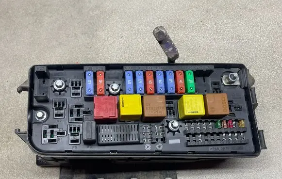 Opel Combo C Fuse module 13170899