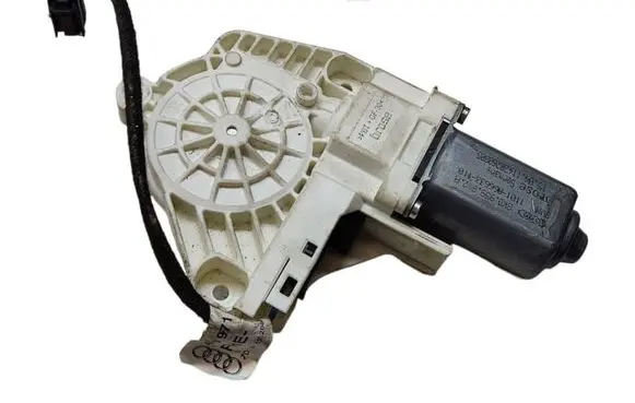 Audi A5 8T 8F Front door window regulator motor 8K0959802A 1101A66633110