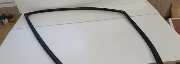 Nissan Leaf I (ZE0) Rubber seal front door (on door) 