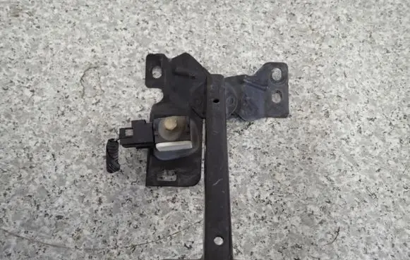 Mazda 3 I Hood Support Bracket (s) 