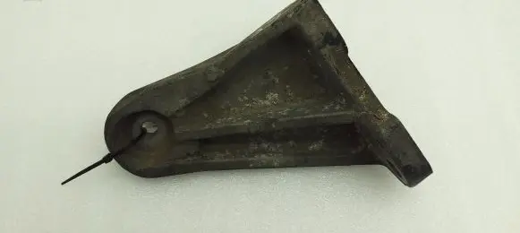 Engine mounting bracket