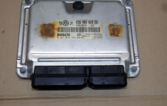 Volkswagen PASSAT B5 Engine control unit/module 0281010704