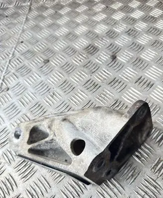 Engine mounting bracket