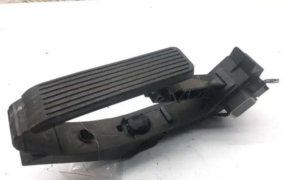 Accelerator throttle pedal