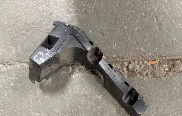 Rear bumper mounting bracket
