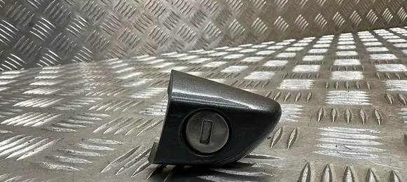 Citroen C4 Cactus Front door lock (next to the handle)
