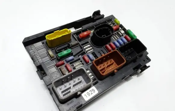Citroen Berlingo Fuse module 9807028880