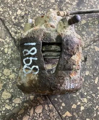 Volkswagen Polo V 6R Front brake caliper