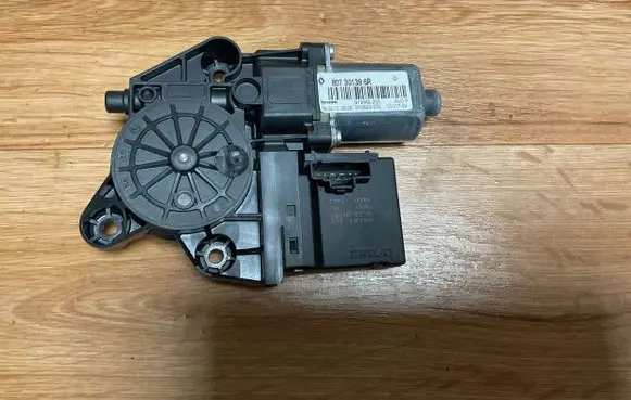 Renault Megane III Front door window regulator motor 807301396R 916828200 912462200