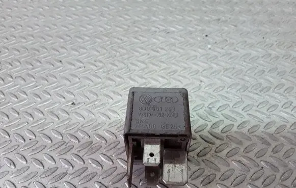 Volkswagen PASSAT B5 Other relay 8D0951253