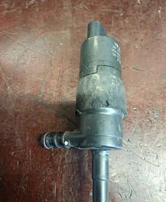 Volkswagen Touran I Headlight washer pump 3B7955681 001016