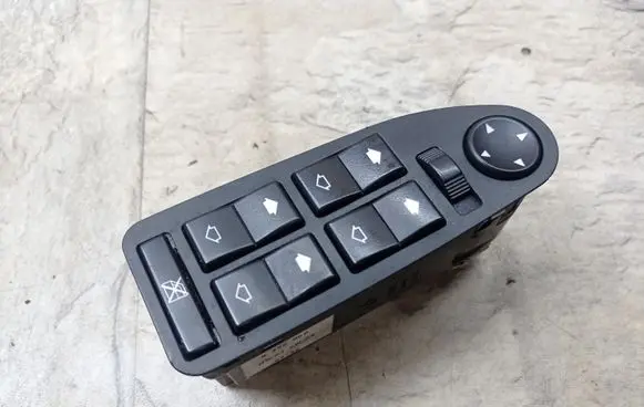 BMW 5 E39 Electric window control switch 8368966